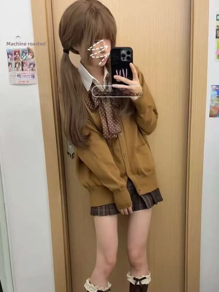 

Комплект из вязаного свитера и юбки в клетку для женщин: мягкий и стильный кардиган и юбка для осеннего образа.