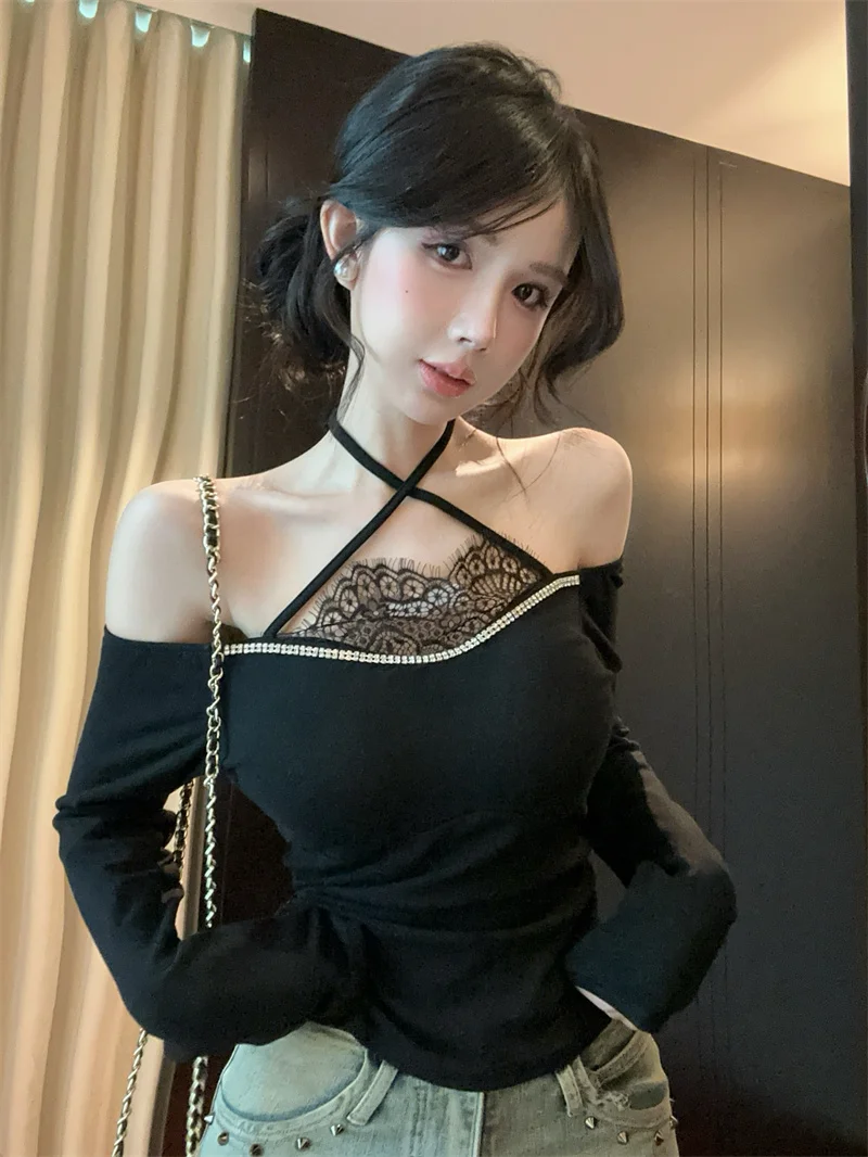 

Elegant Black Lace Neckline Knitted Base Shirt Women's Design Sensation Shoulder Bared One-Shoulder Knitwear Commute Style