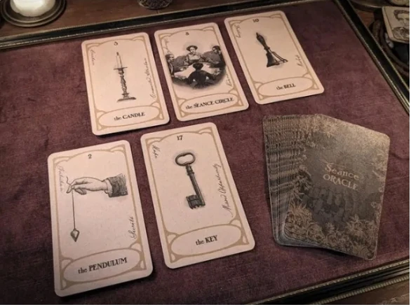

Э.Р. Пекинс представляет собой на Séance Oracle — фокусы (мгновенная загрузка)