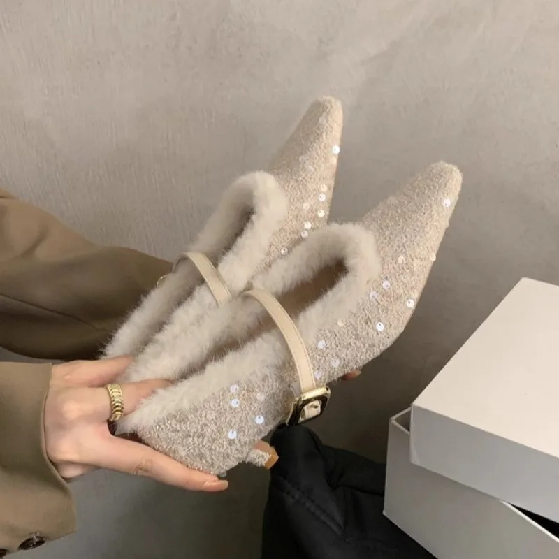 

Новая осенне-зимняя коллекция 2025: туфли Мэри Джейн премиум-класса с блестками, флисовой подкладкой, острым носком и каблуком.