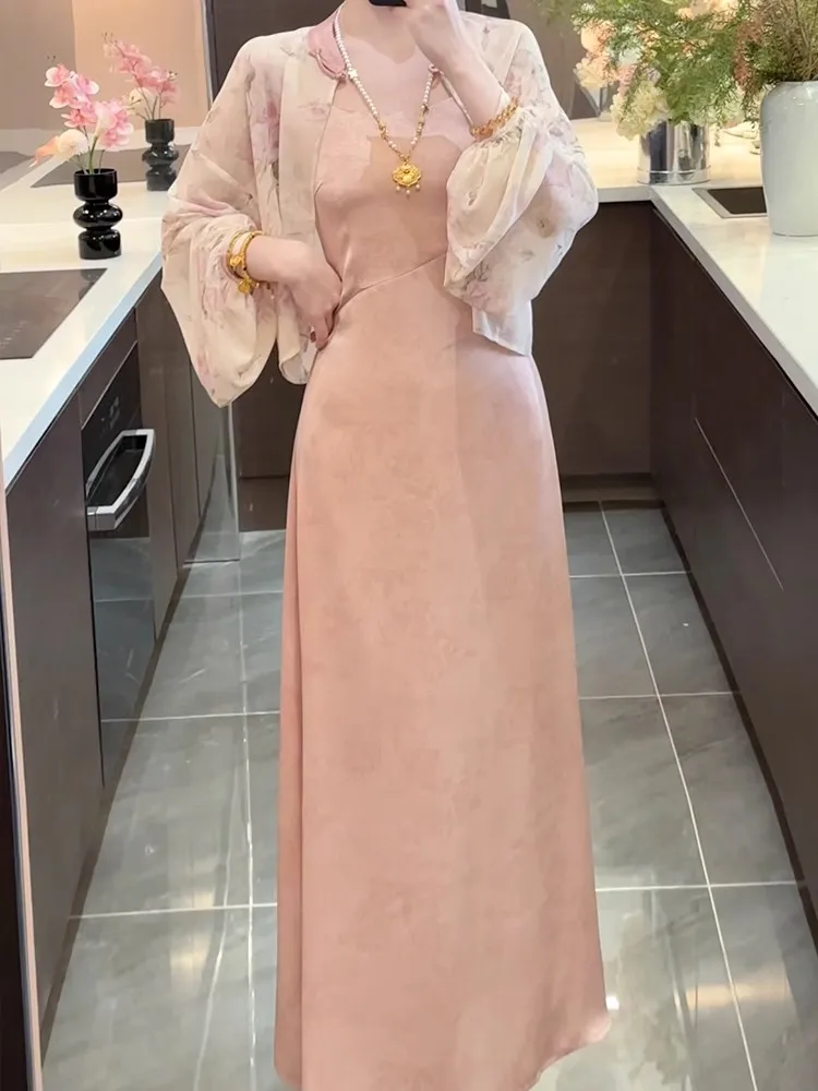 Ele Satin Slip Dr Langes neues chinesisches SLE-Schlankheitskleid mit Blumenstickerei und Gürtel für die Sommersaison von Ele Satin