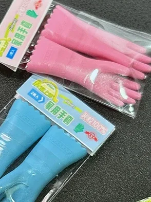 1 paio di guanti di gomma in miniatura per casa delle bambole Simulazione Guanti per pulizia lunghi Decorazioni per la cucina delle bambole 1:12 Accessori per mobili per casa delle bambole