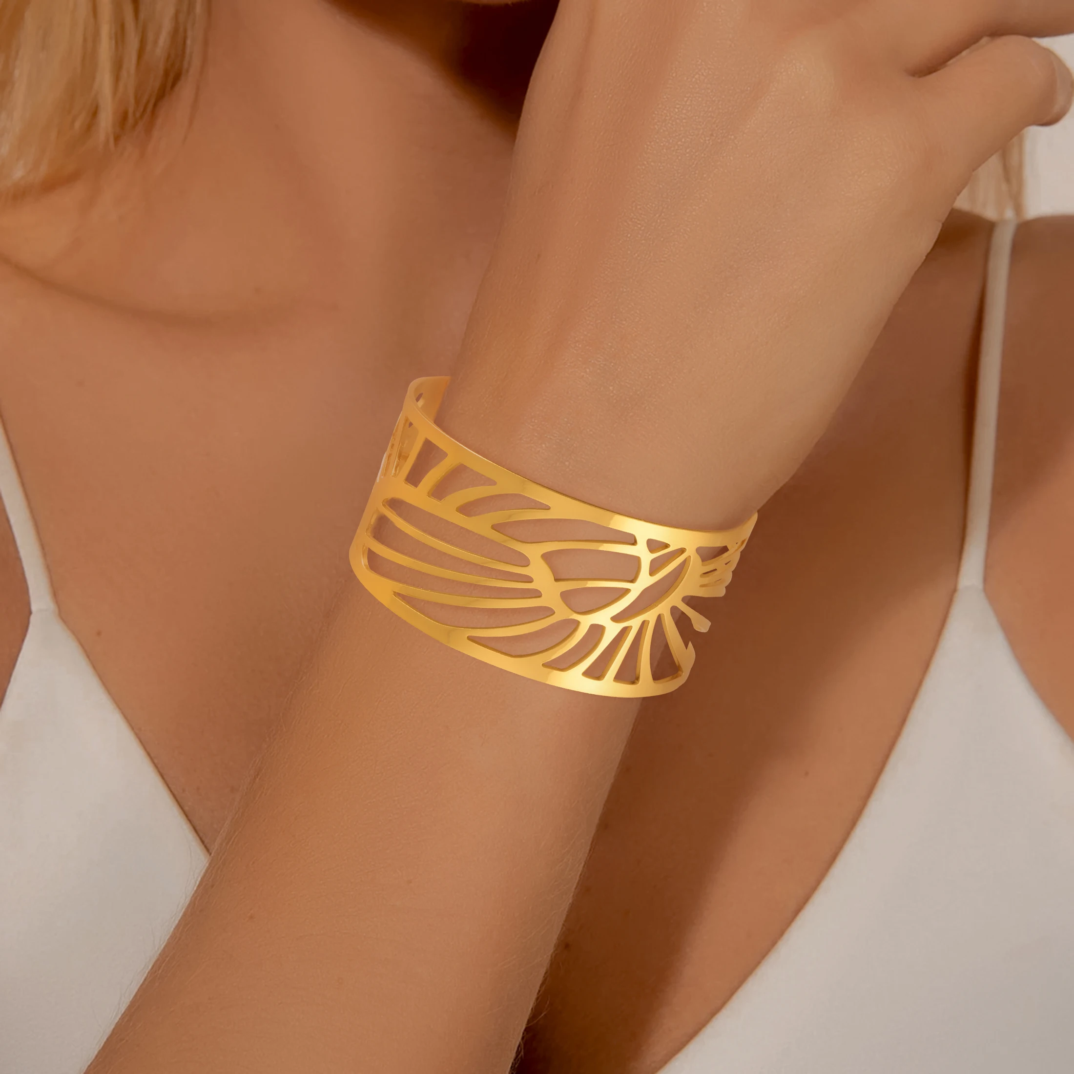 1 set of C-shaped stainless steel gold-plated silver hypoallergenic fashionable open metal hollow decoration women\'s bracelet