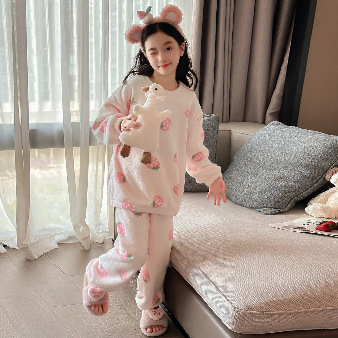 

25 AW Soft Wrap Velvet Pjs Sweetheart Long Sleeve+Long Pants Strawberry Sleeping Suit Child Velvet Warm HomeWear Sets Size 4-14Y
