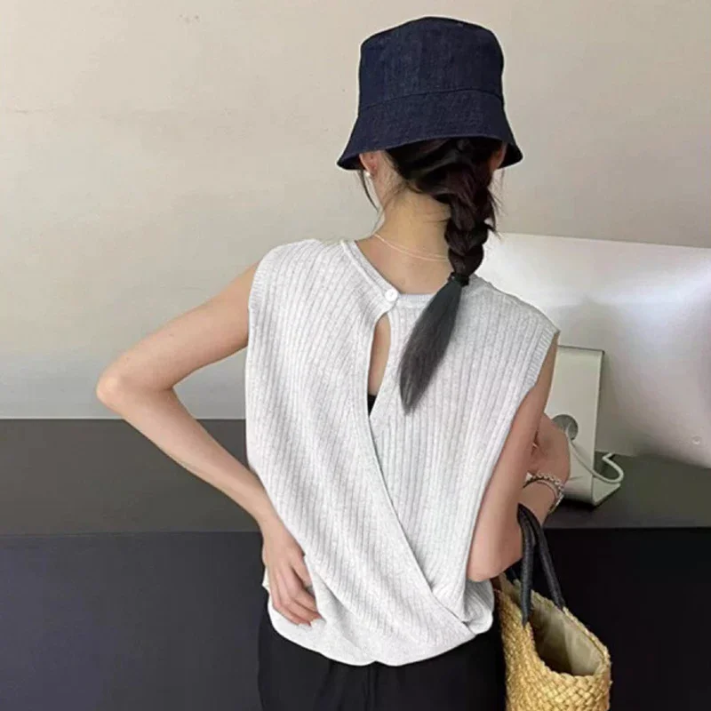 おしゃれでカジュアルな女性用ノースリーブニットベスト、背中が空洞のデザイン
