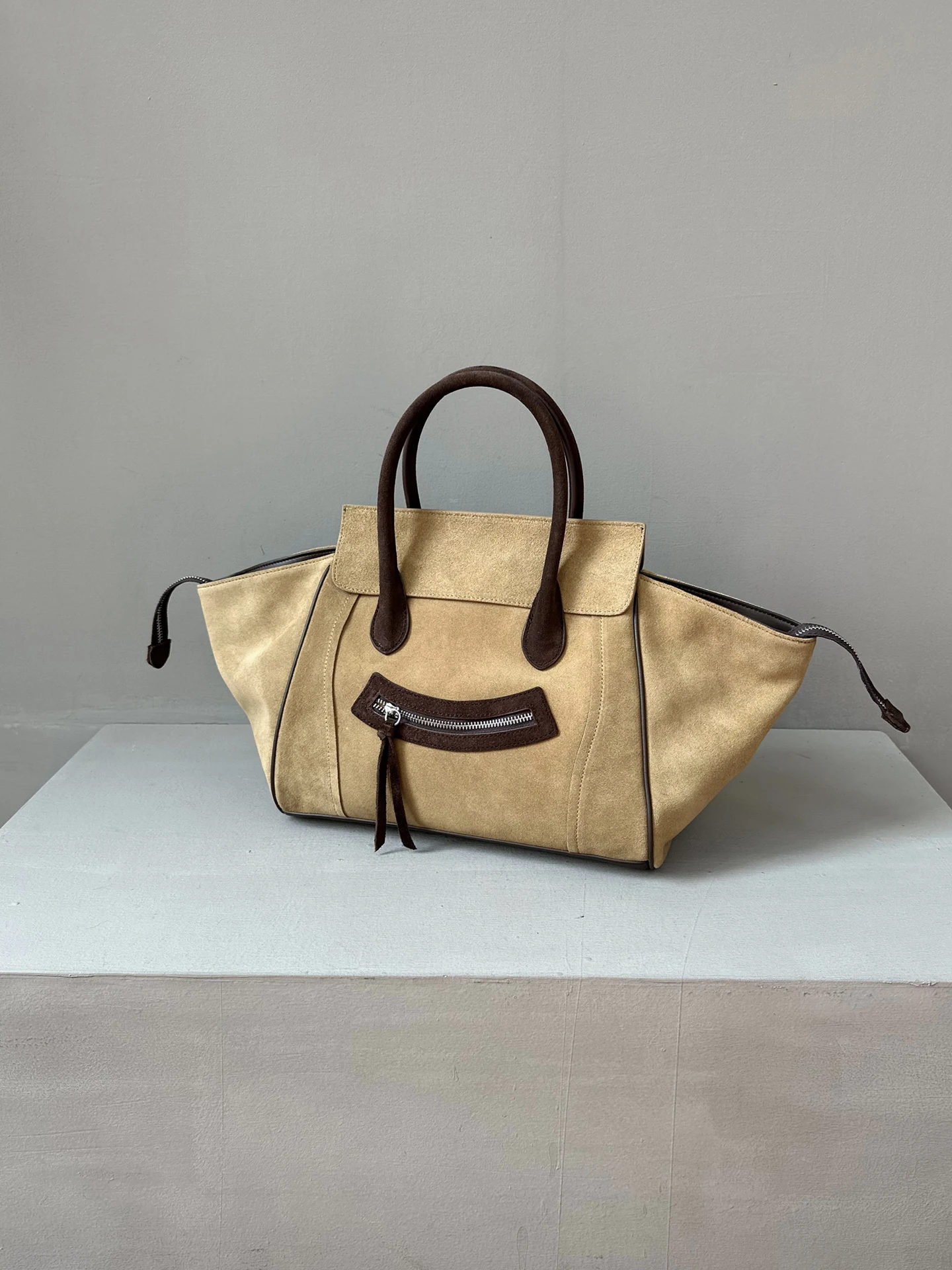 

Специальное предложение: Сумка-тоут из искусственной замши с матовым эффектом и милым смайликом, большая вместительная сумка для поездок на работу, сумка-клатч с ручками.