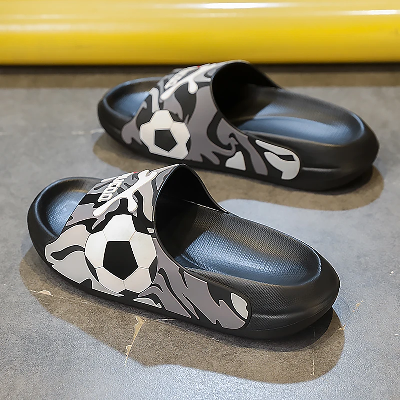 

Новые модные мужские тапочки, брендовые летние нескользящие пляжные туфли из ЭВА на мягкой подошве, футбольные мужские шлепанцы, мягкие шлепанцы на толстой подошве