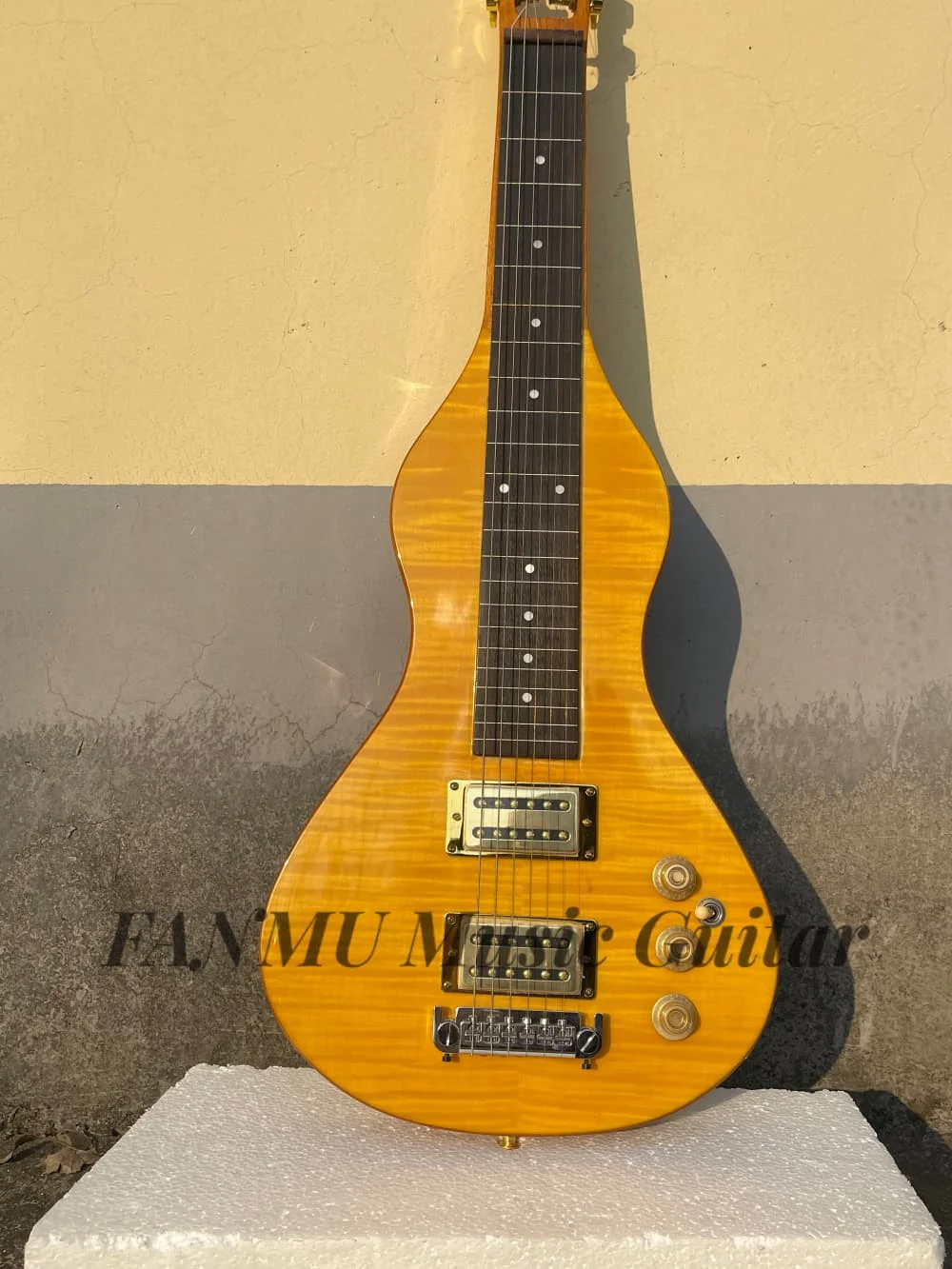 6 Strings Hawaiian guitar, with a flamed maple top, solid wood body, fixed bridge, gold pick-ups, hollowed-out head.