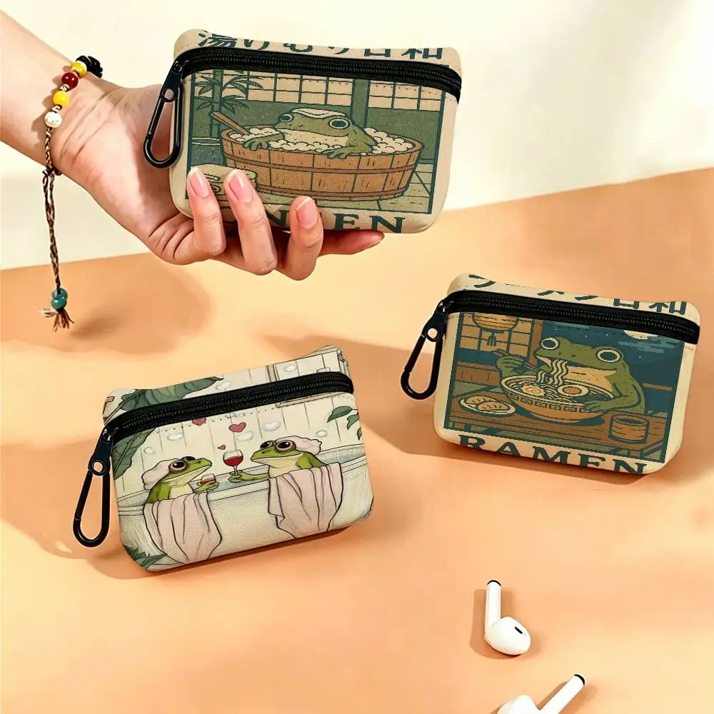 Retro Japanese Funny Frog in A Bathtub Mini Hanging Oxford Cloth Coin Bag Durable Zipper Key Card Pouch With Carabiner