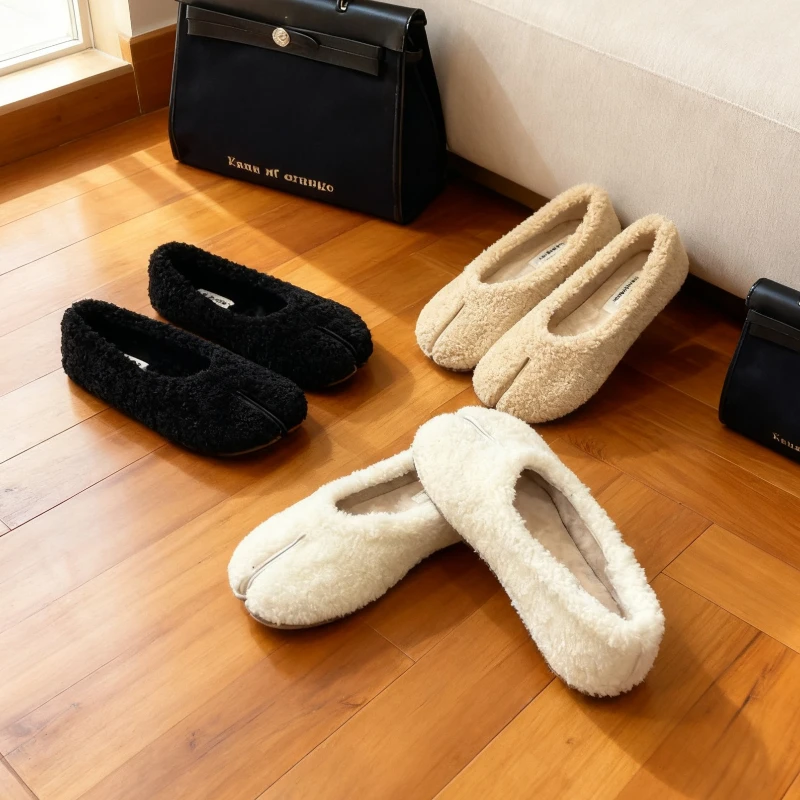 Koreanische Plüsch-Hufeisen-Split-Toe-Damen-Einzelschuhe mit flachem Mund, neue Slip-On-Schwein-Troter, vielseitige flache Oma-Slipper