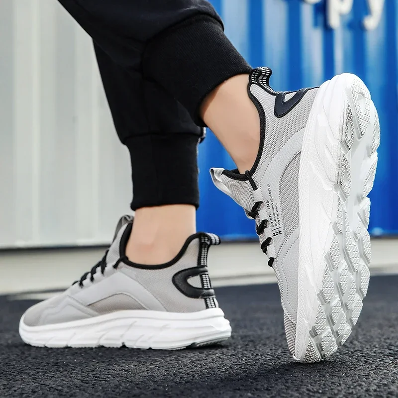 

Новая летняя легкая повседневная спортивная обувь высокого качества для мужчин со шнуровкой с круглым носком и разноцветным дышащим летающим плетением