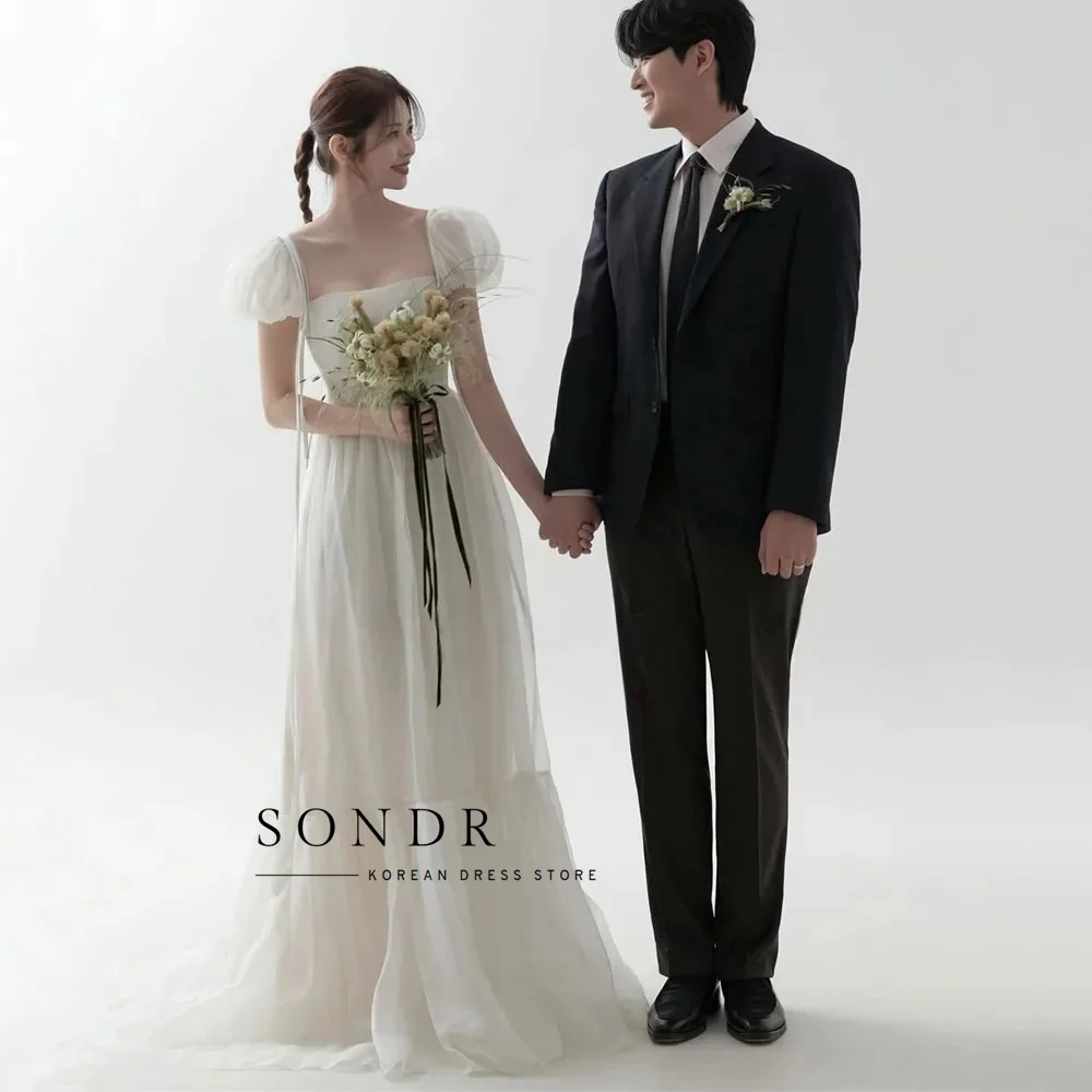 Suknie ślubne koreańskie na zamówienie Sondr, sesja zdjęciowa, kwadratowy dekolt, bufiaste rękawy, długość do podłogi, gorset, koreańskie suknie ślubne 웨딩드레스