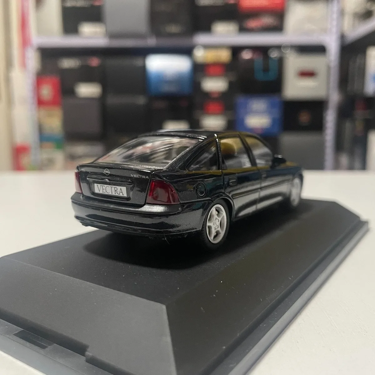 1:43 Scale OPEL Vectra Alloy Car Model Collection Ornaments