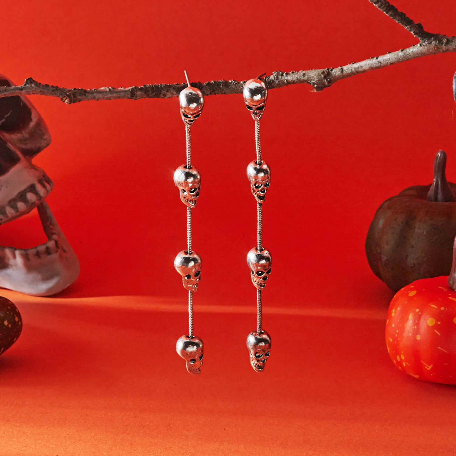Vintage Punk Halloween Totenkopf Ohrringe mit langen Quasten für Frauen, silberfarben, Mond-Skelett Metall-Ohrhänger, Festival-Schmuck – Detail 2