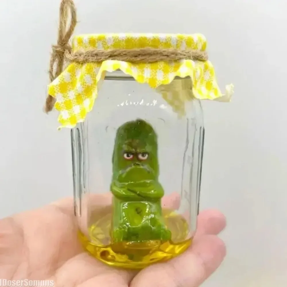 Glas mürrische Essiggurke in einer Glass kulptur lustige Aojiao Glas Essiggurke Cartoon Anzeige kreative Mini mürrische klare Essiggurke Statue