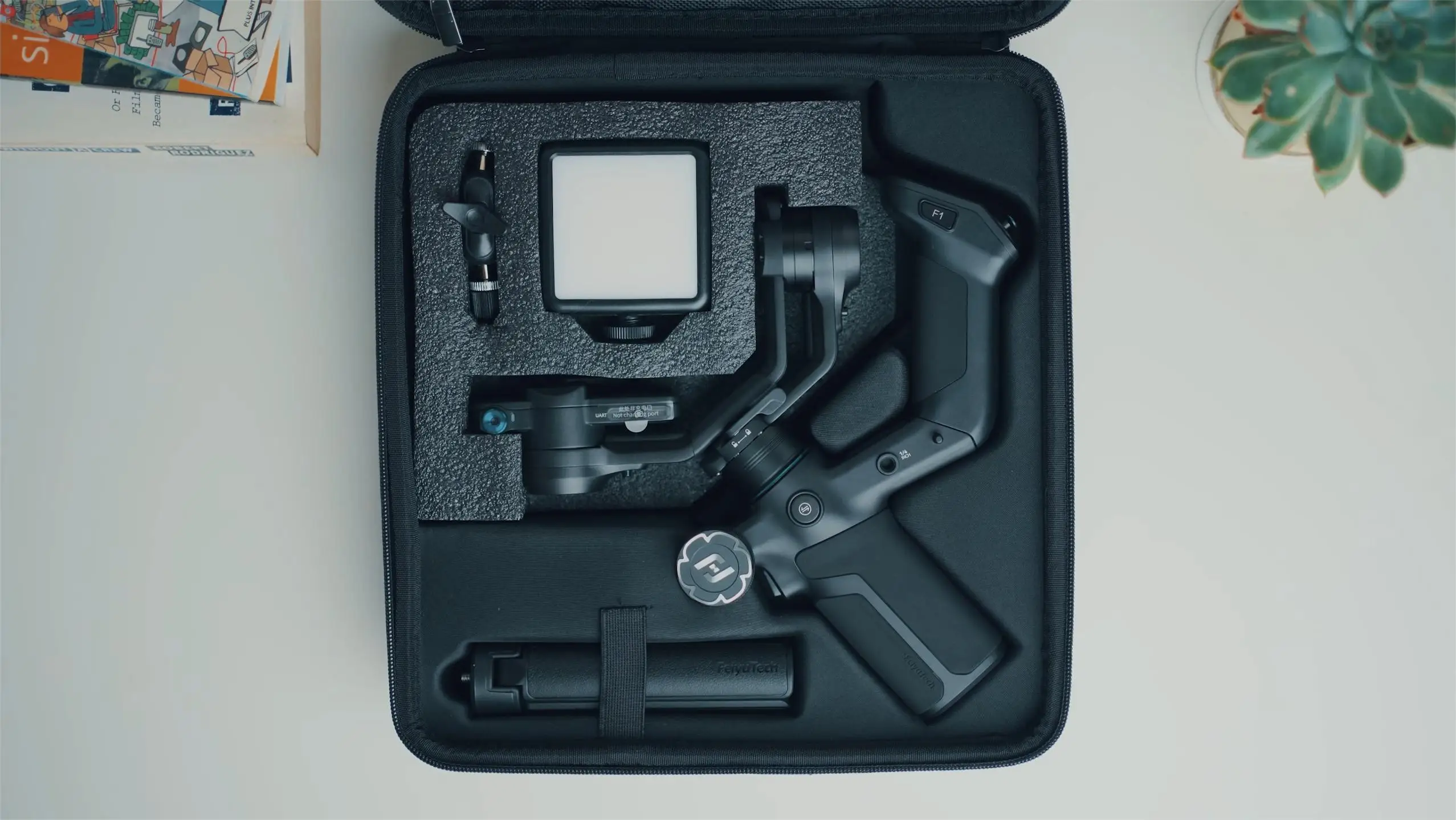 FeiyuTech SCORP Mini 3 Pro 3-in-1 Gimbal für Mirrorless-, Action-Kameras und Smartphones mit KI-Tracking 4.0, Abnehmbarer Griff, Unterstützt bis zu 2 kg, 14 h Akkulaufzeit – Detail 30