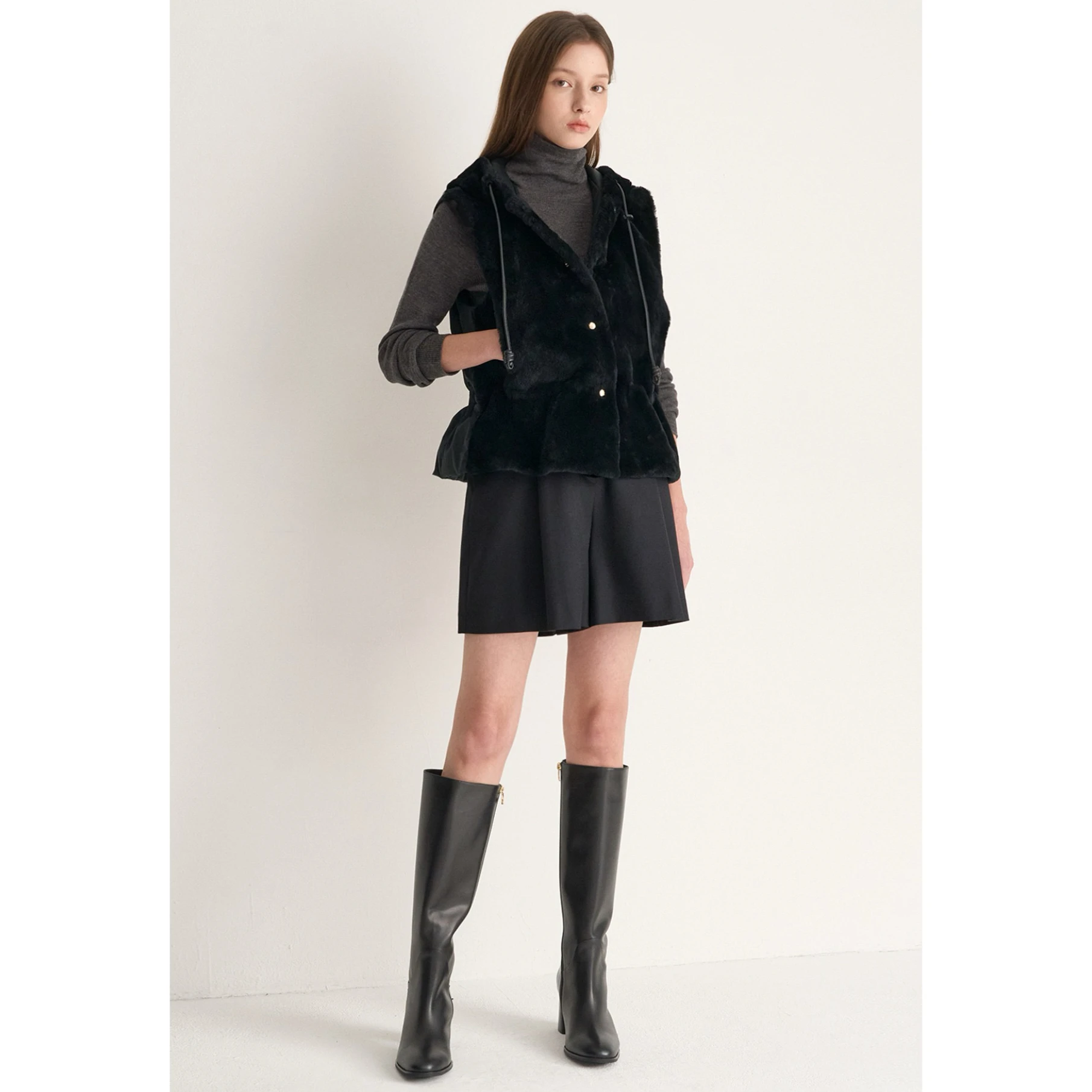 Faionable Lammsamt-Gänsedaunen-Weste mit Kapuze und integrierter Lederweste für den Herbst, reiner Farb-Einzelknopfverschluss