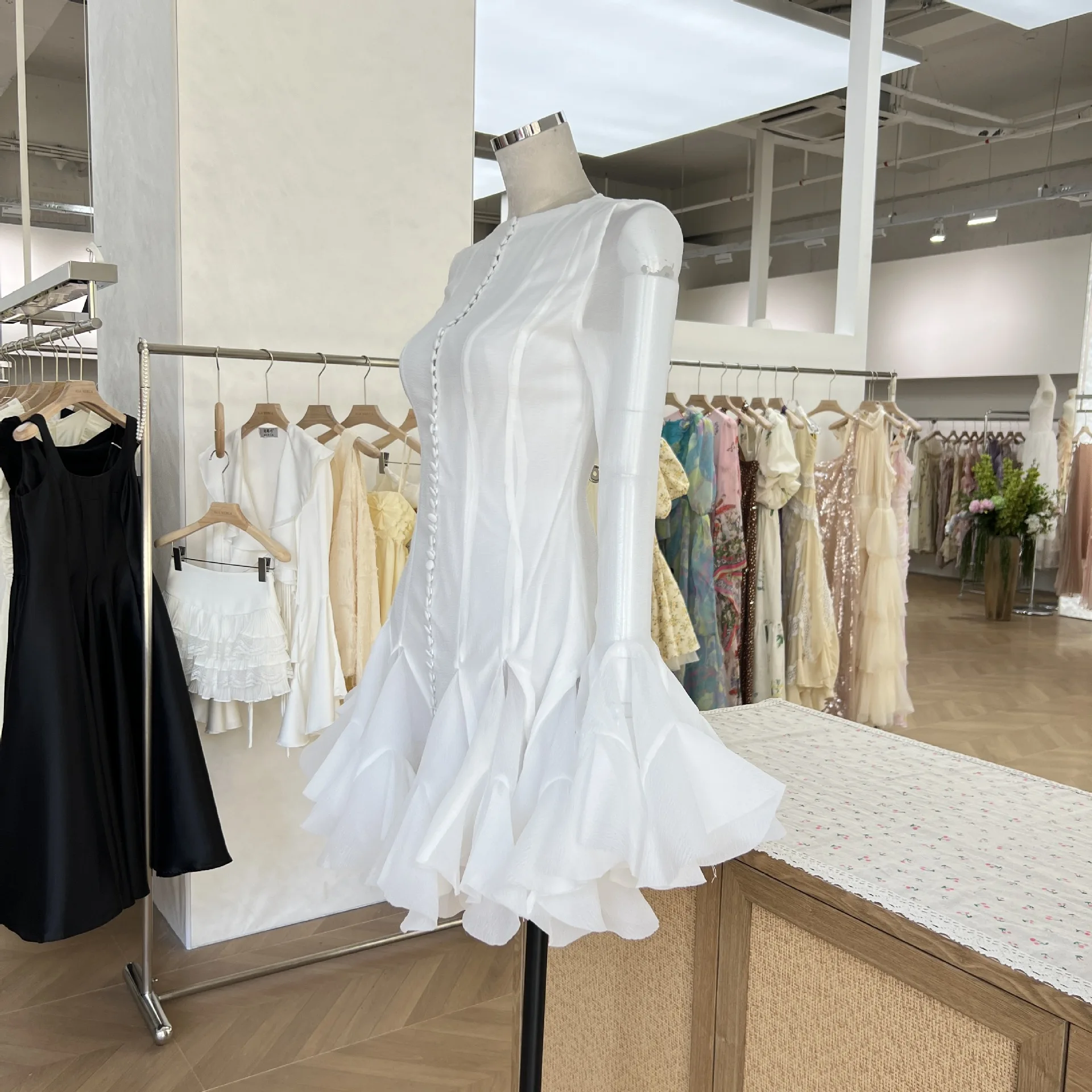 فستان حلو غير متماثل مزين بالزهور مع أزرار، تنورة قصيرة بقصة ضيقة، تصميم فريد من نوعه