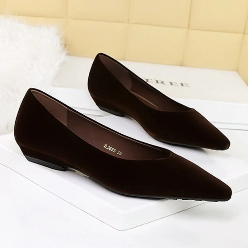 Novità Décolleté firmati con tacco basso dal design in velluto per donna Mocassini comfort autunnali sexy con punta a punta Scarpe casual da esterno leggere