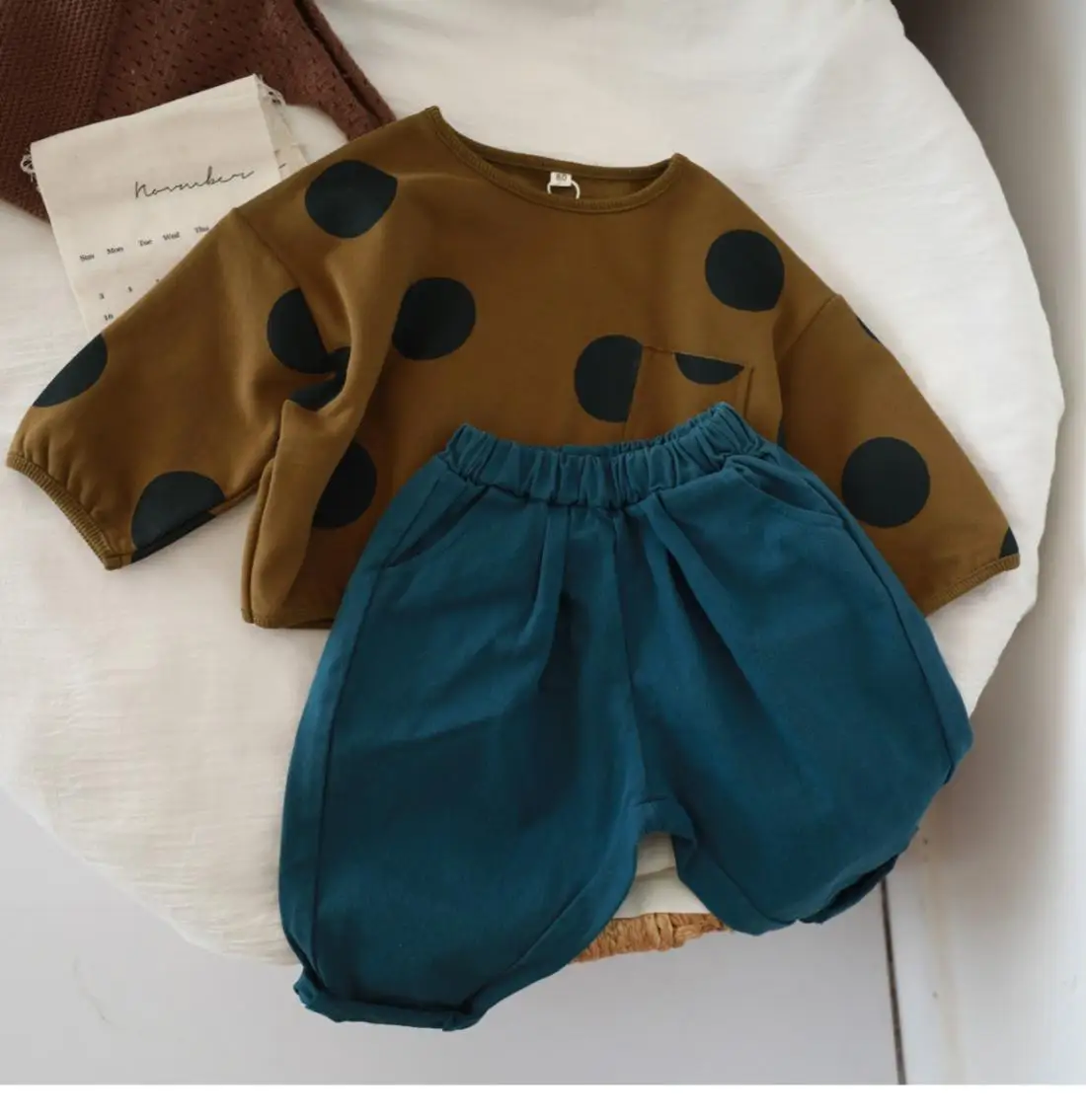 Koreanischer Kinder-Jungen-Sweatshirt aus Baumwolle mit Retro-Punktemuster für Kleinkinder, Basic-Shirts mit lockerem Rundhalsausschnitt, Pullover für Babys und Jungen – Detail 4