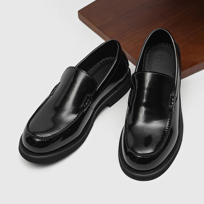 Size 38-46 Formal British Style Men Leather Shoes New Style Wedding Grooms Commuting One Piece Slip Loafers Business Men