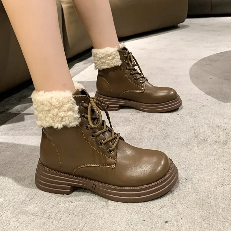 Botas de veludo de cabeça redonda de fundo grosso feminino, botas locomotivas térmicas, botas curtas de pele feminina, outono, inverno, novo, 2024