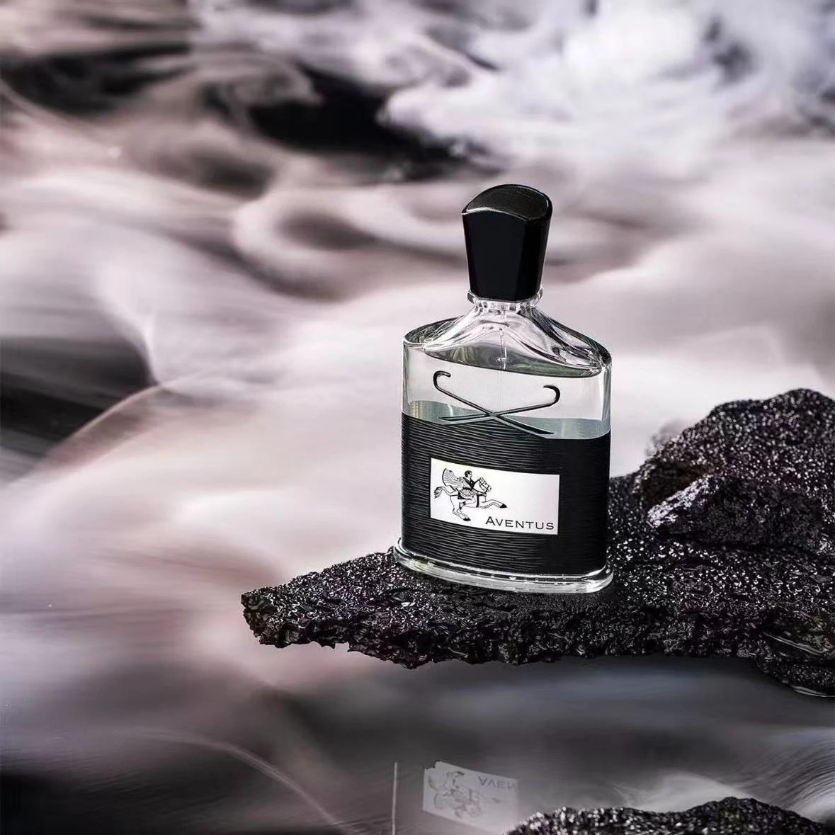 100ML 럭셔리 향수 우디와 프루티 노트가 어우러져 완벽하게 균형 잡힌 스모키 향이 살짝 섞여 모든 상황에 적합