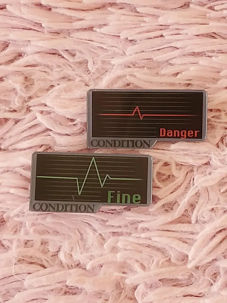 Res1dent evil Game Health Bar Acrylic Pin – Classic Red & Green Herb Style Enamel Badge for Backpack, Jacket, Hat – Gamer Gift