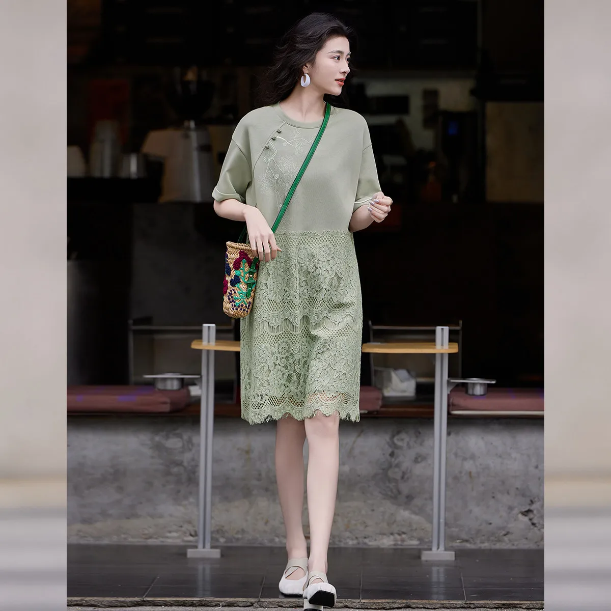 LOUIS YAO 2025 ฤดูร้อนกบปุ่มและรูปแบบซ่อนสไตล์จีนชุดSplicingลูกไม้ยาวแขนสั้นผู้หญิงชุด