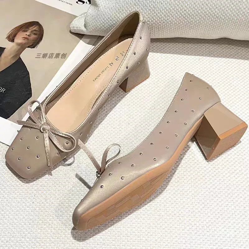 

Женские туфли на высоком каблуке с французскими заклепками и бантом, новинка лета 2025 года и универсальные туфли на одинарном каблуке с квадратным носком
