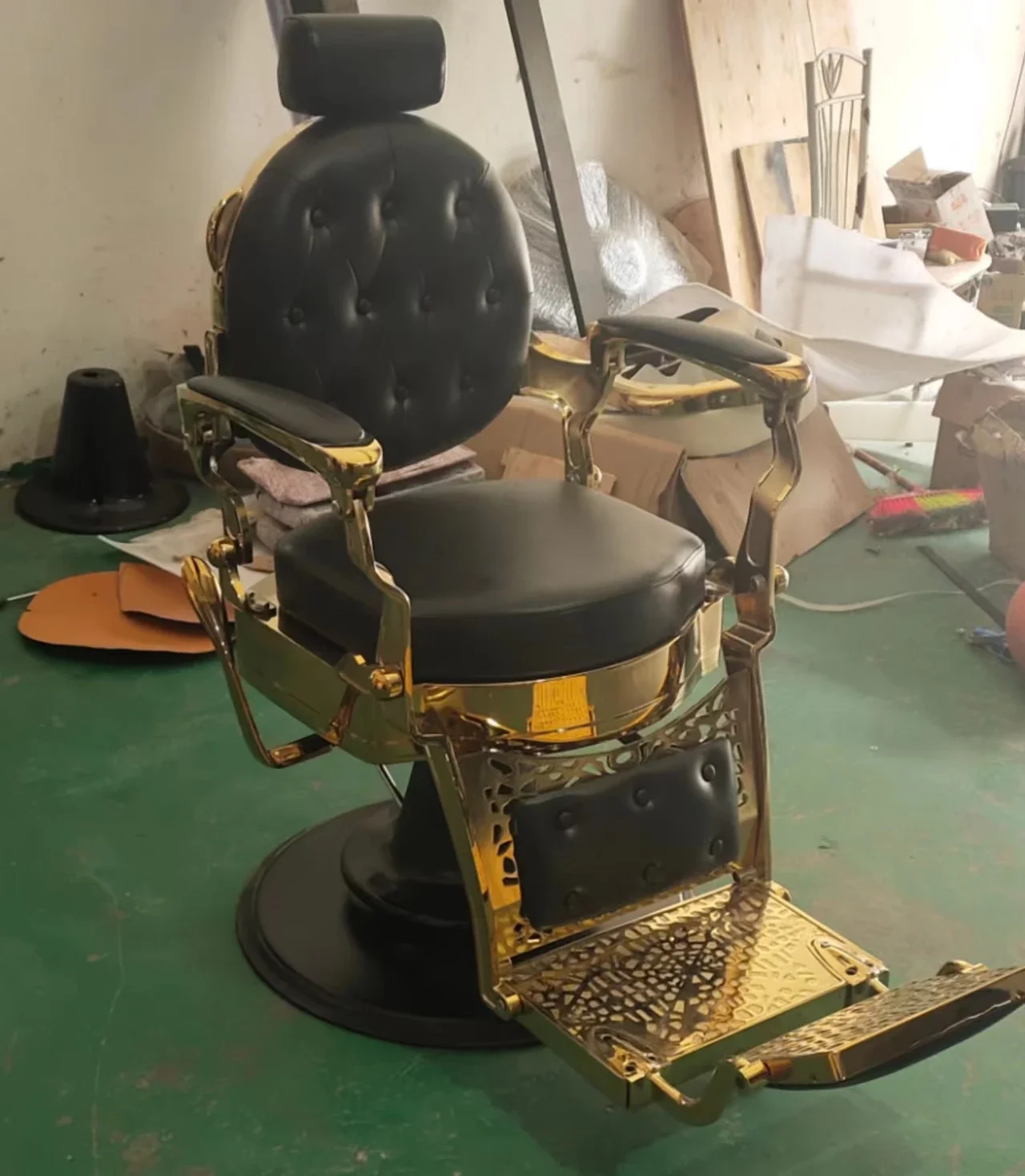 

l # Aluminium Alloy Heavy Duty Gold and Black Barber Chairs Styling Chairs Salon Chair With Logo