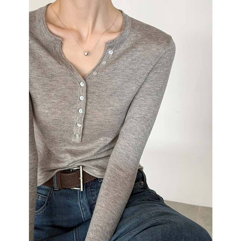 

2025 Autumn New Women's V Neck Base Layer Minimalist Slim Fit Sweater Knit Top Long Sleeve T-shirt