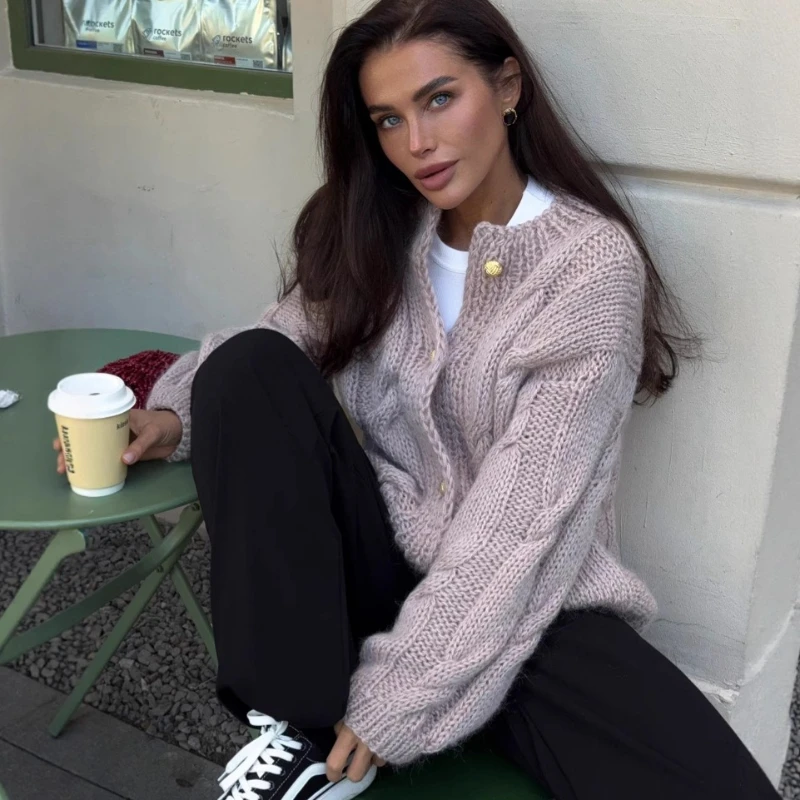 Jesień i Zima 2025 Nowe, grube, dziergane swetry damskie w jednolitym kolorze, z motywem wstążek z ciasta smażonego, z możliwością personalizacji.