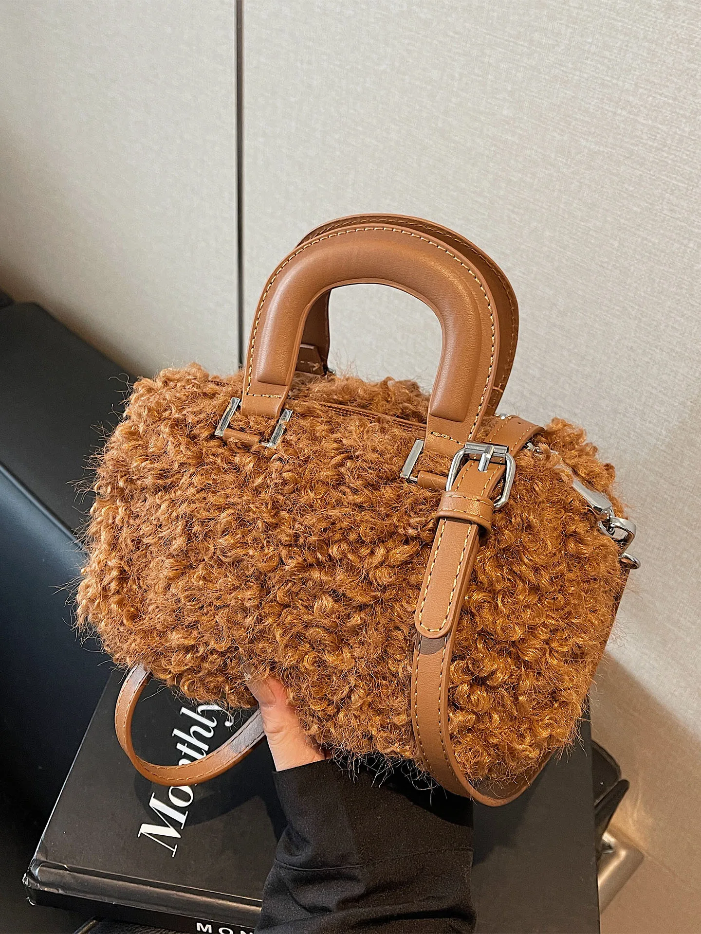 

Осень-зима, новая ретро сумка-мессенджер из овечьей шерсти, женская трендовая креативная однотонная сумка на одно плечо, изысканная универсальная сумка