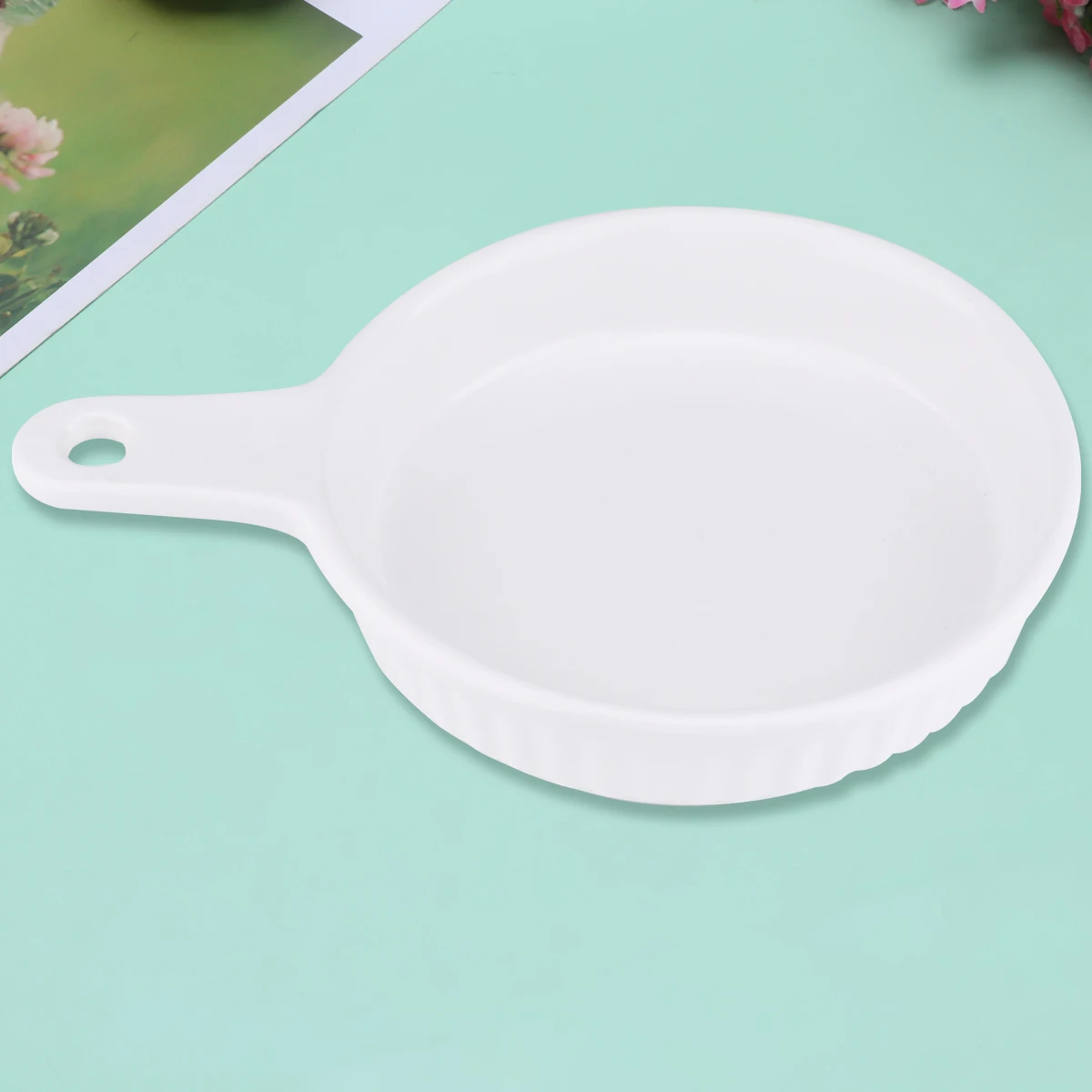 

1Pcs Round Ceramic Baking Pan White Elegant Ovenware Snack Plate Ceramic Dish with Handle for Kitchen Party Home Restaurant