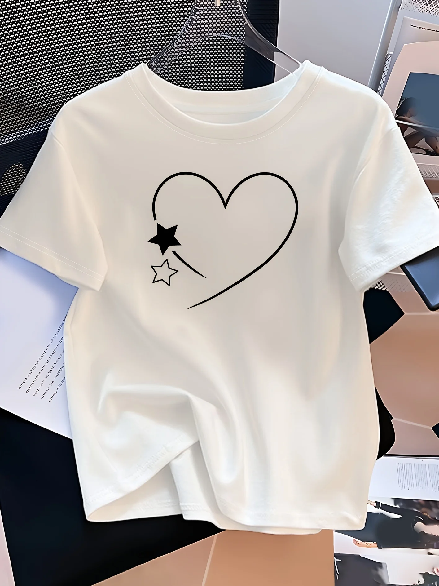 

Women's Casual Elegant Heart and Stars Graphic PrintRound Neck Short Sleeves Women's Minimalist Design Vintage Basic T-Shirt