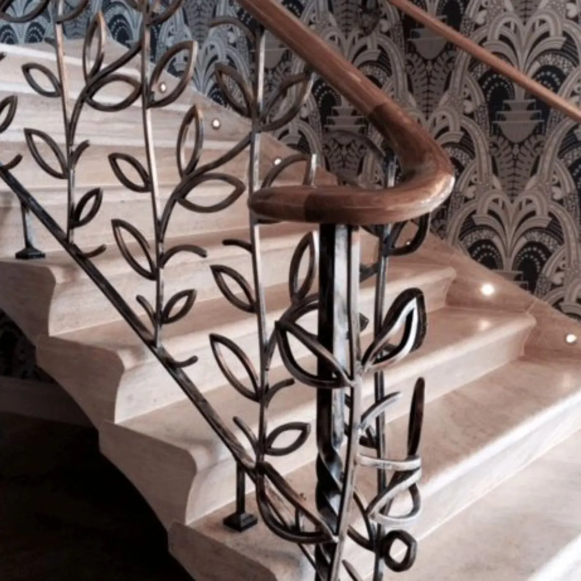Personalizzazione Corrimano per scale in ferro battuto personalizzato Balustrade in metallo per interni ed esterni Design per ringhiera per scale di hotel villa