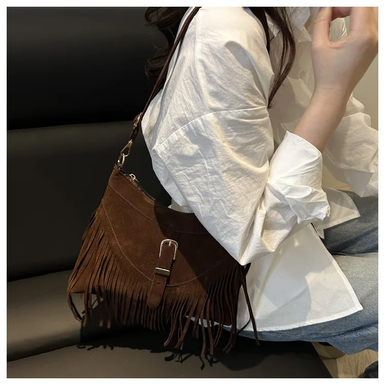 Wildleder-Umhängetaschen mit Fransen und Metallschnalle, verstellbarer Riemen, Halbmond-Umhängetasche im Western-Stil für Damen, für Reisen und den Alltag – Detail 15