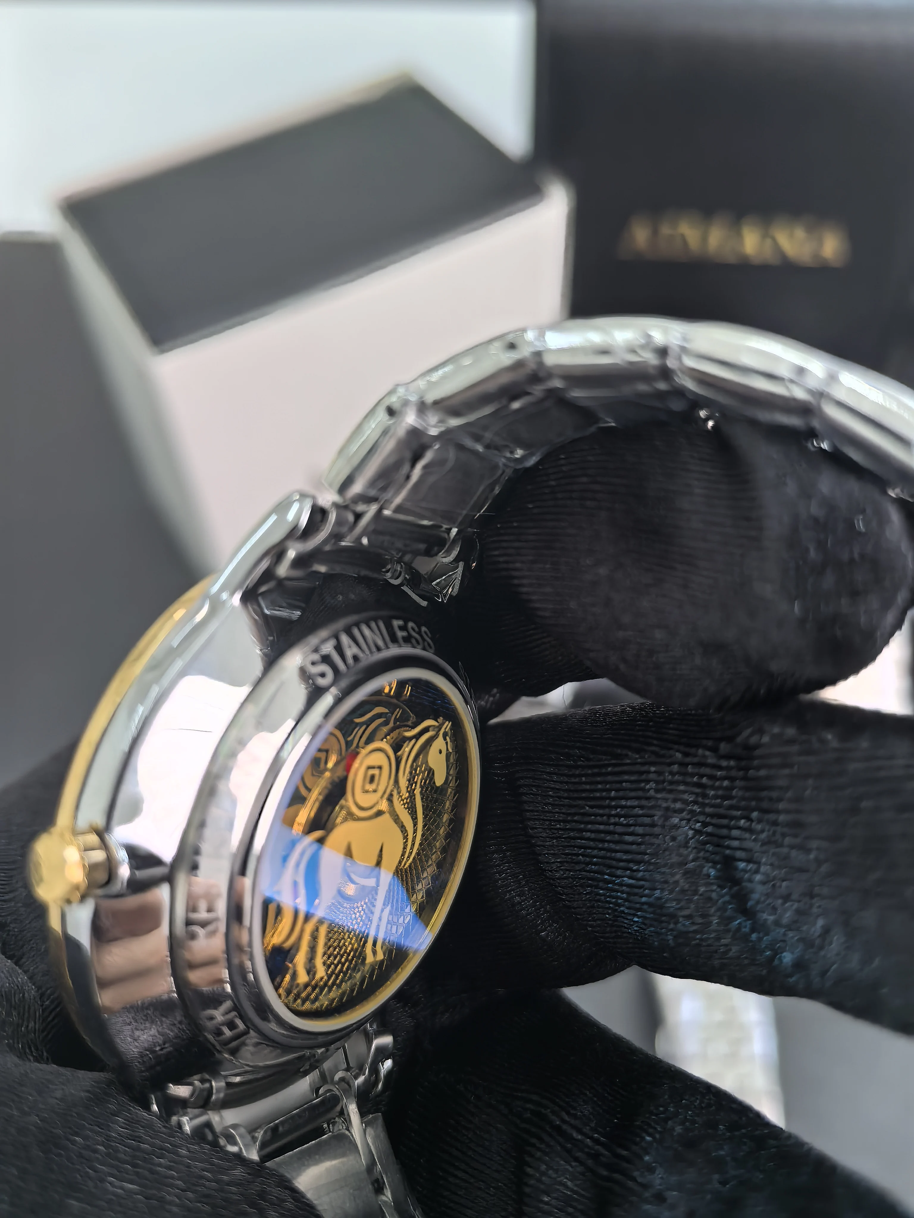 جانب خلفي ميكانيكي، ساعة جميلة مع حصان ذهبي، لبلدان الشرق الأوسط وساعة كوارتز للجنسين