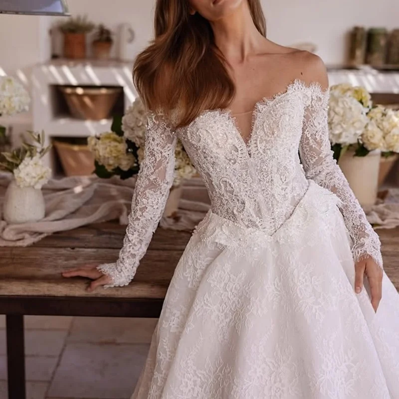 Abiti da sposa con applicazioni bianco avorio lucido con spalle scoperte Gonna a trapezio con decalcomania maniche lunghe Abiti realizzati su misura