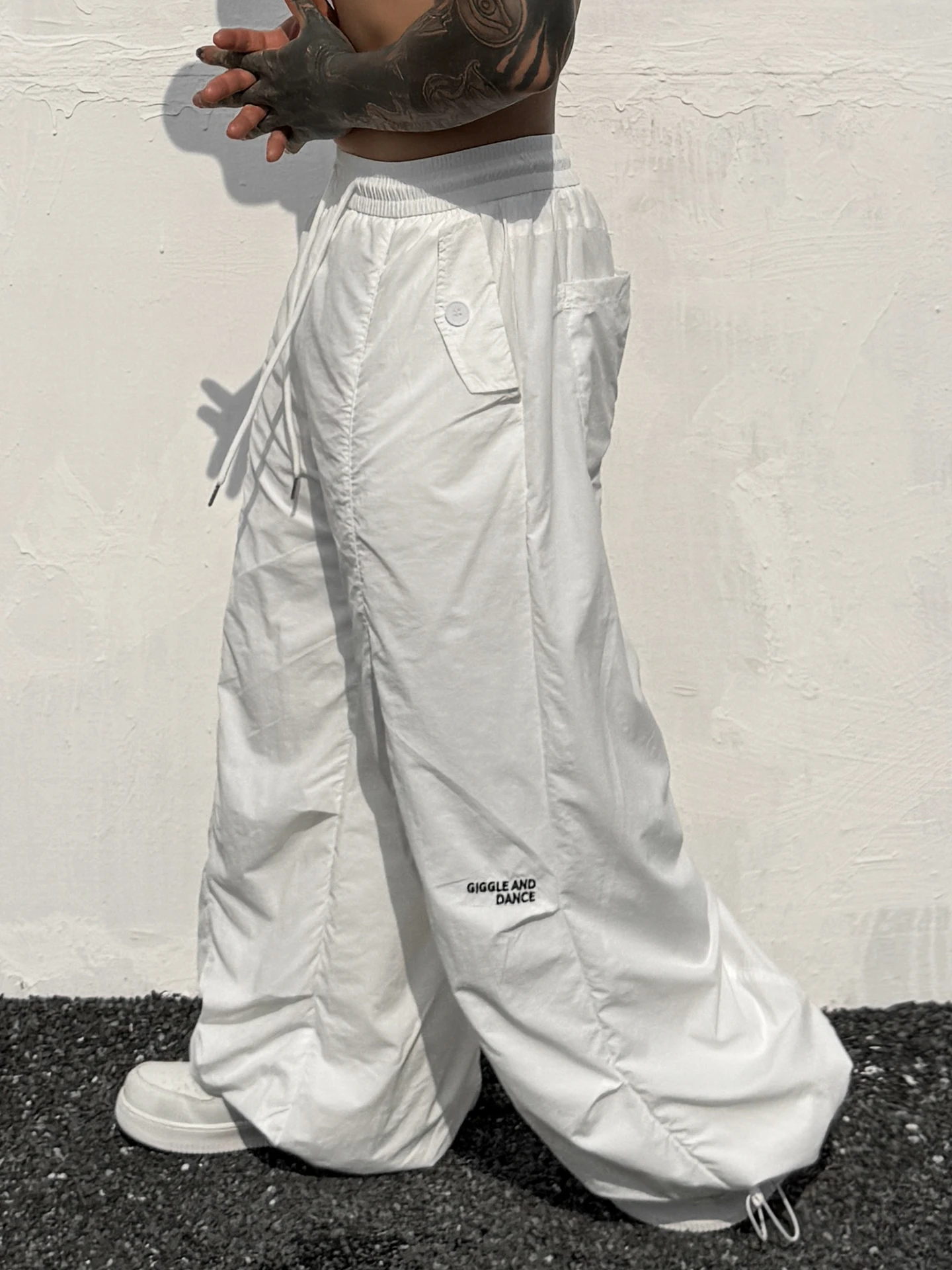 

Модные мужские свободные спортивные брюки с вышивкой в стиле американского ретро, быстросохнущие, широкие штанины, повседневные, удобные, из полиэфирного волокна