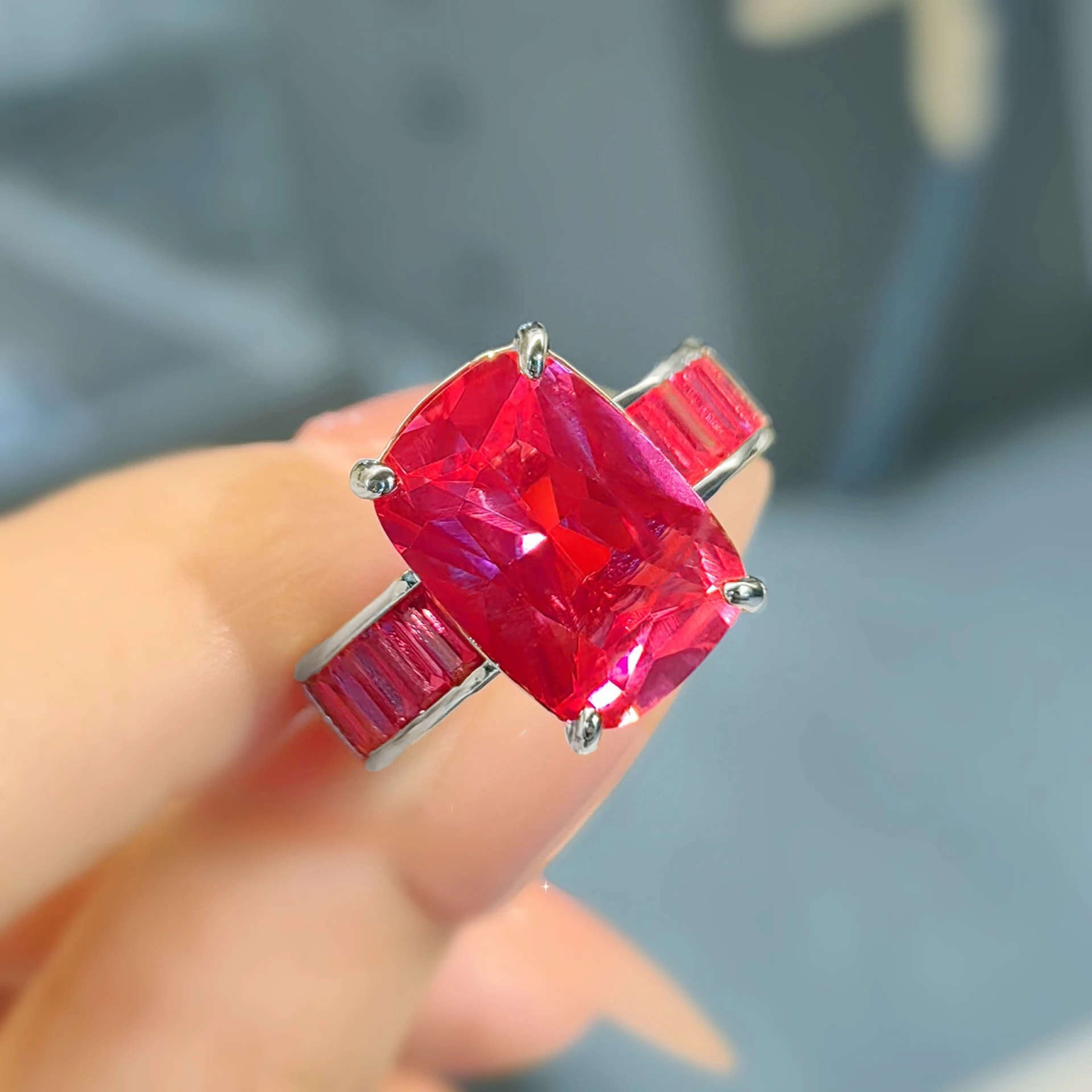 Rechteckiger Ring im koreanischen Stil mit Farbverlauf, aus rotem Korund und 925er Sterlingsilber – ein modischer, schlichter und eleganter Schmuck für Damen. – Detail 12