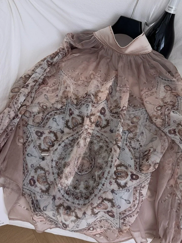 Faionable da donna allentata stampata europea con abbellimento di diamanti, colletto rialzato dimagrante, top con bottone singolo per l'autunno