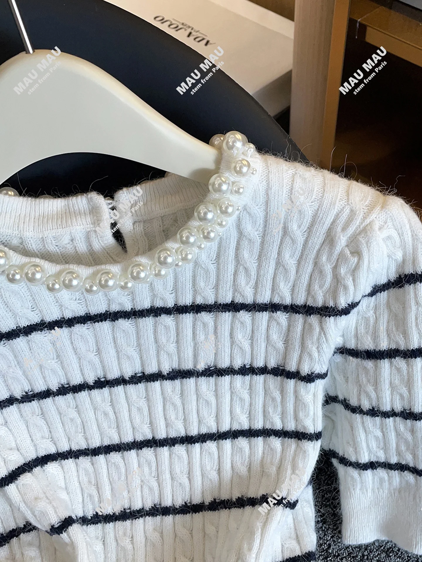 ソフトなストライプニットトップス レディース プレミアムファッション 秋 2025 通勤 スリム ラウンドネック レギュラーフィット ニット