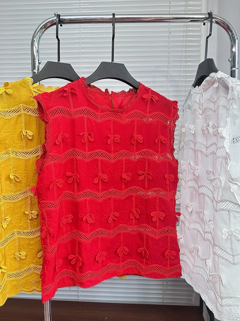 Women's Summer Elegant O Neck 3d Flowers Sleeveless Blouse Lady Solid Color Pullover Hollow Out Floral Tank Top