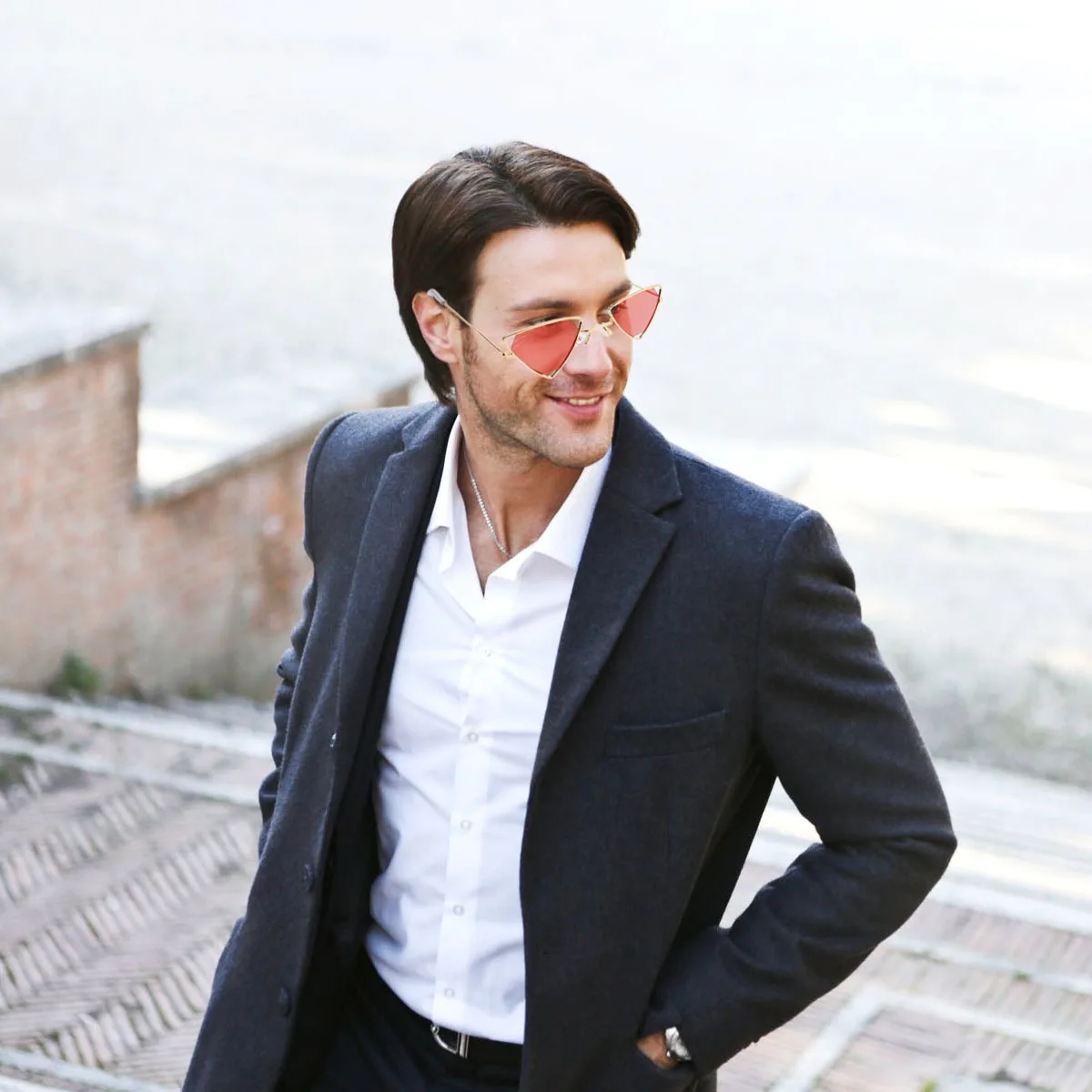 Óculos de sol com armação de metal, cor brilhante, à prova de UV, leve, personalidade, para mulheres, vermelho, 1 peça