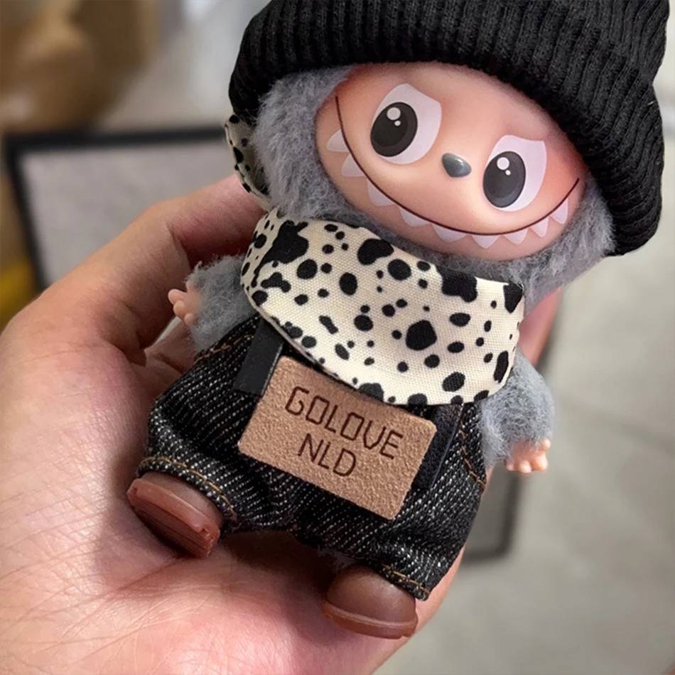 ชุดตุ๊กตา Mini Labubu Pin For Love สีดำ พร้อมสายคาดผม V4 อุปกรณ์เสริมตุ๊กตา ตุ๊กตาผ้าพลัฌ พวงกุญแจสำหรับใช้งานกลางแจ้ง ชุดน่ารัก ของเล่น ของขวัญ