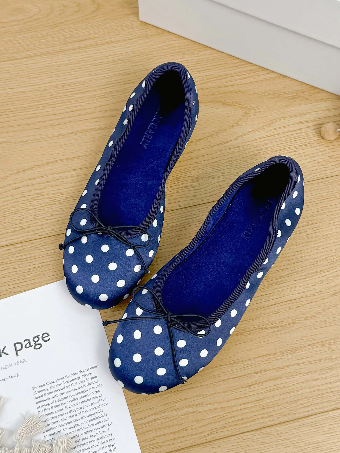 comfortable-lightweight-ballet-flats-knot-polka-dot-leather-upper-women's-slip-on-shoes-spring-fashion-trend