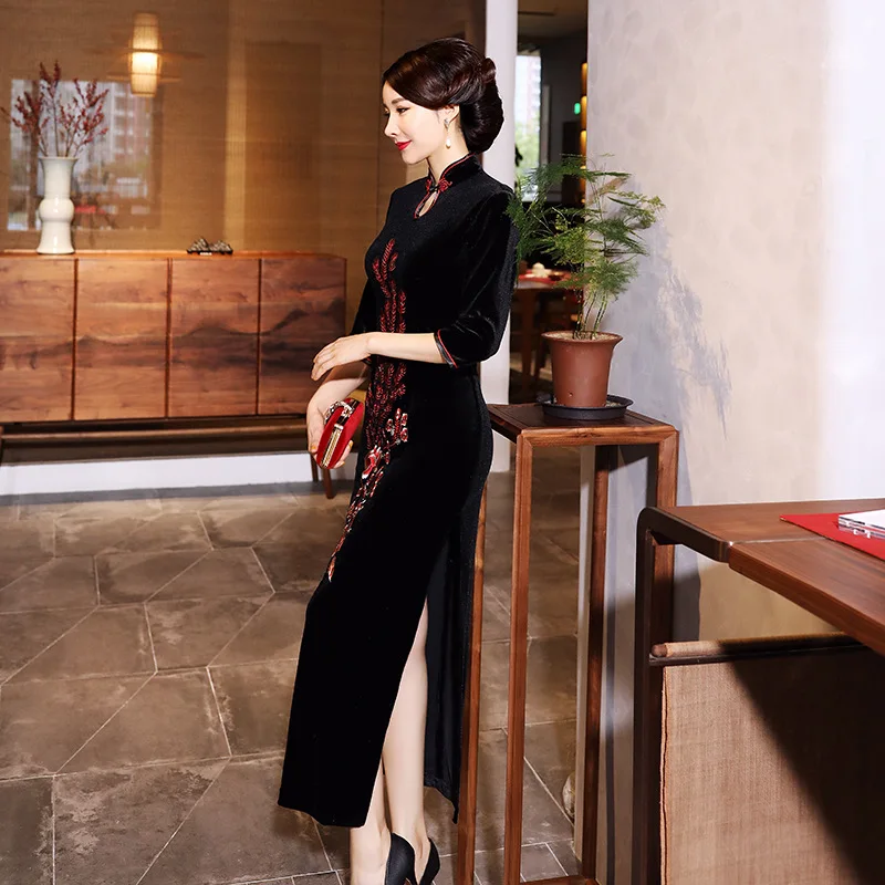 Winter New Improved High-Grade Velvet Embroidered Cheongsam Catwalk Manufacturers Middle-Aged Elderly Large Long Style