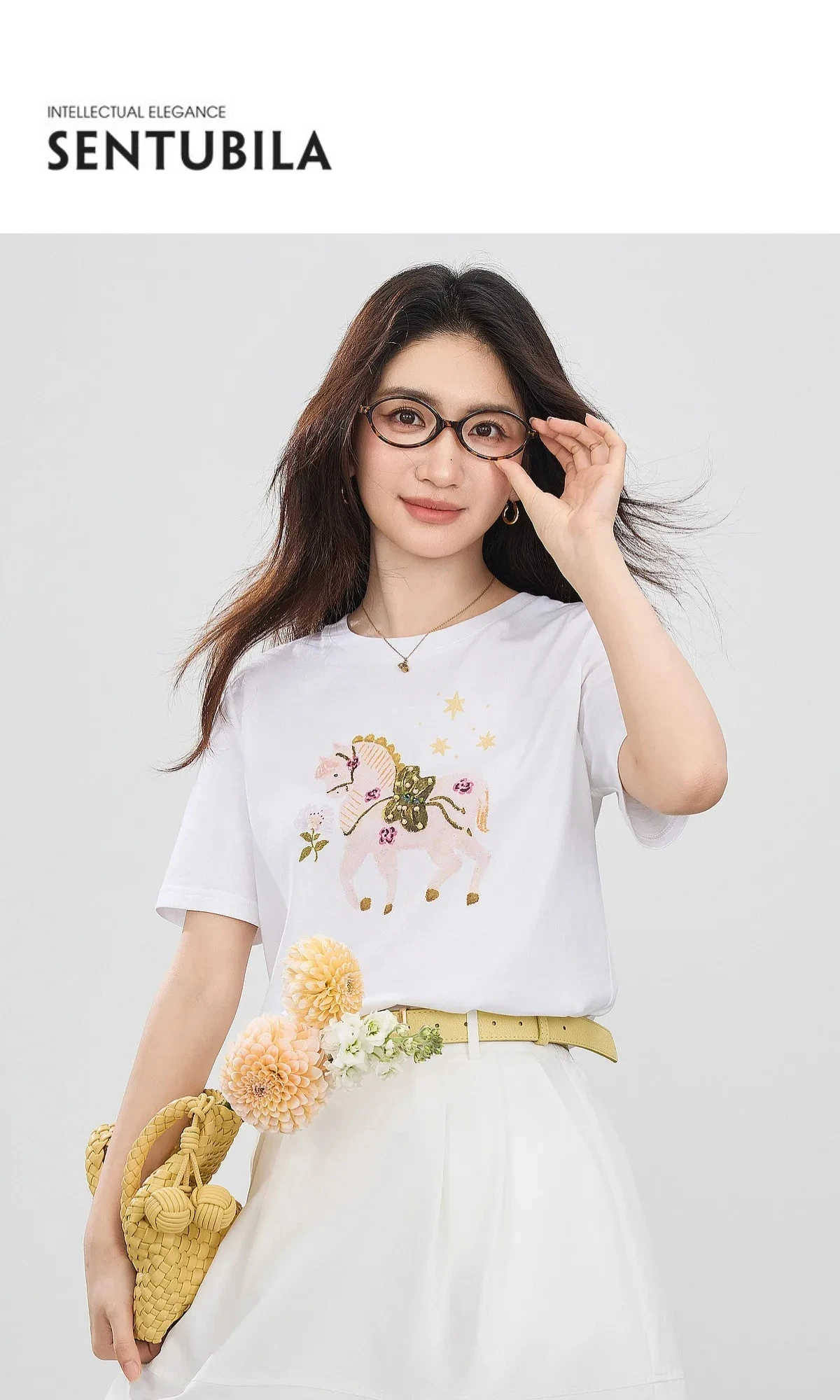 SENTUBILA Damen-T-Shirt mit Pferde-Print, 100 % Baumwolle, Sommer 2026, gerippter Rundhalsausschnitt, handbestickte Details, lässiges Alltags-Oberteil 162TG7259 – Detail 1